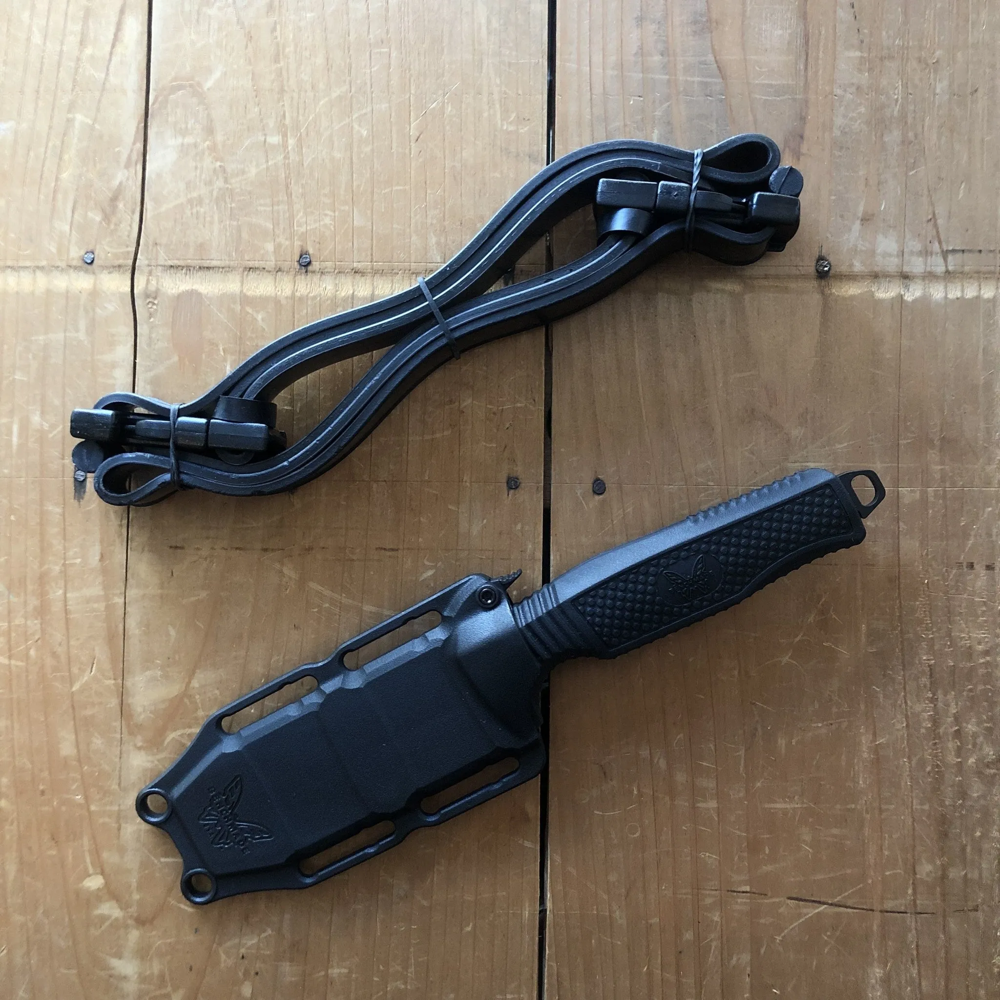 Benchmade 112SBK-BLK H2O Dive Knife 3.5" Serrated Opposing Bevel N680 Fixed Blade Black Textured Santoprene Handle with Sheath
